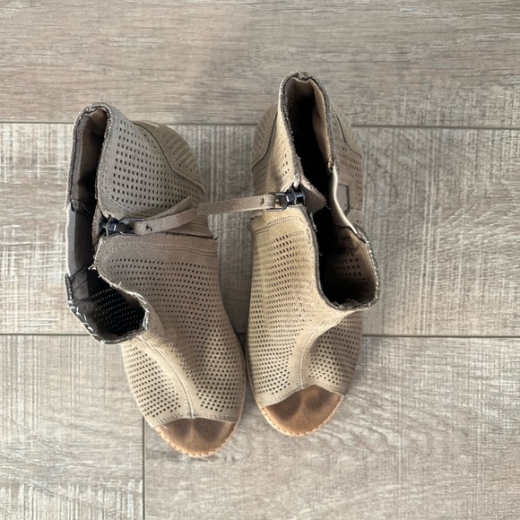 Tom’s Booties - Picture 2 of 7